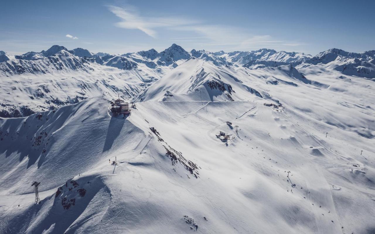 Davoser Huesli By Mountain *